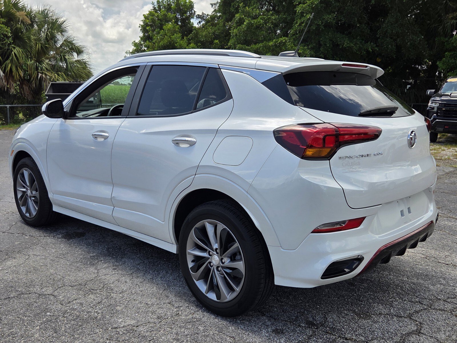 Used 2022 Buick Encore GX Select w/ Sport Touring Package FWD image 3