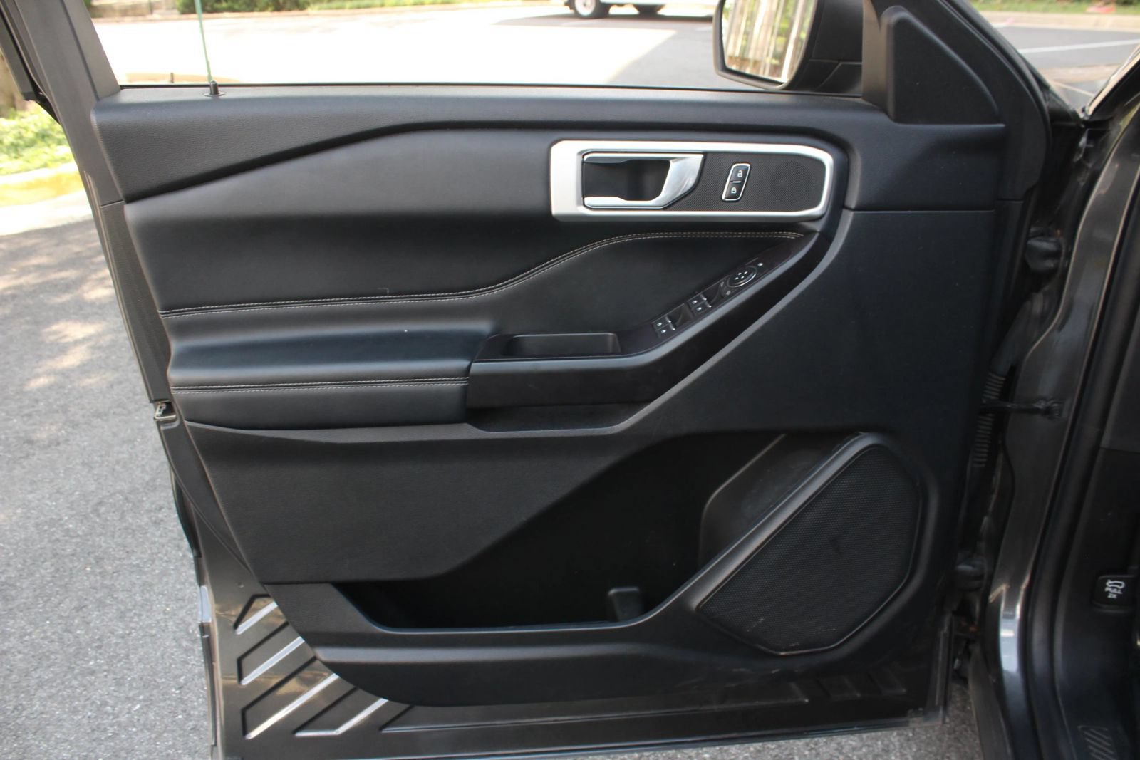 Used 2020 Ford Explorer XLT w/ Equipment Group 202A AWD/4WD image 15