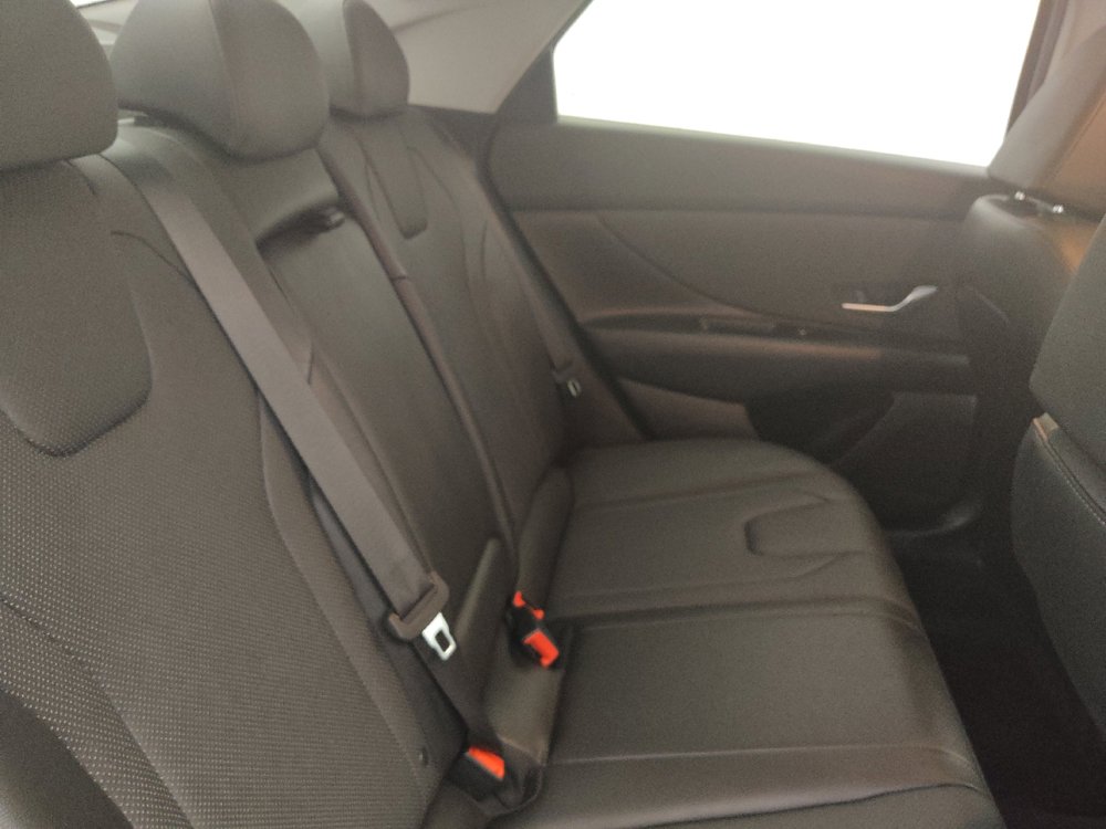 Used 2023 Hyundai Elantra Limited w/ Preferred Accessory Package FWD image 19