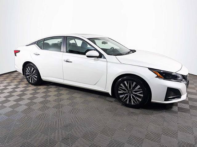 Certified 2023 Nissan Altima 2.5 SV w/ SV Premium Package FWD image 3