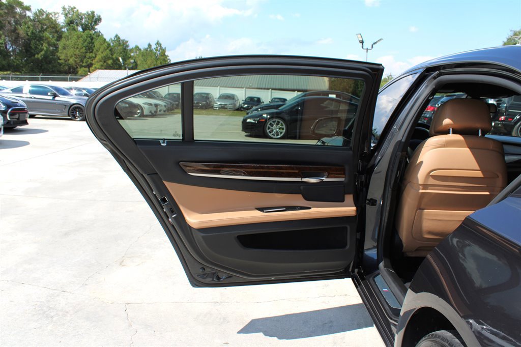 Used 2015 BMW 750Li xDrive image 32