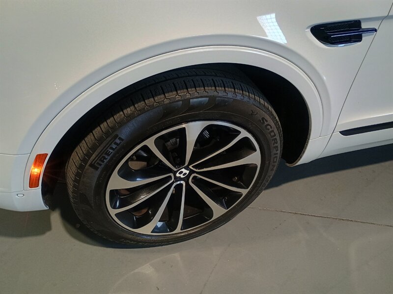 Used 2019 Bentley Bentayga AWD/4WD image 41
