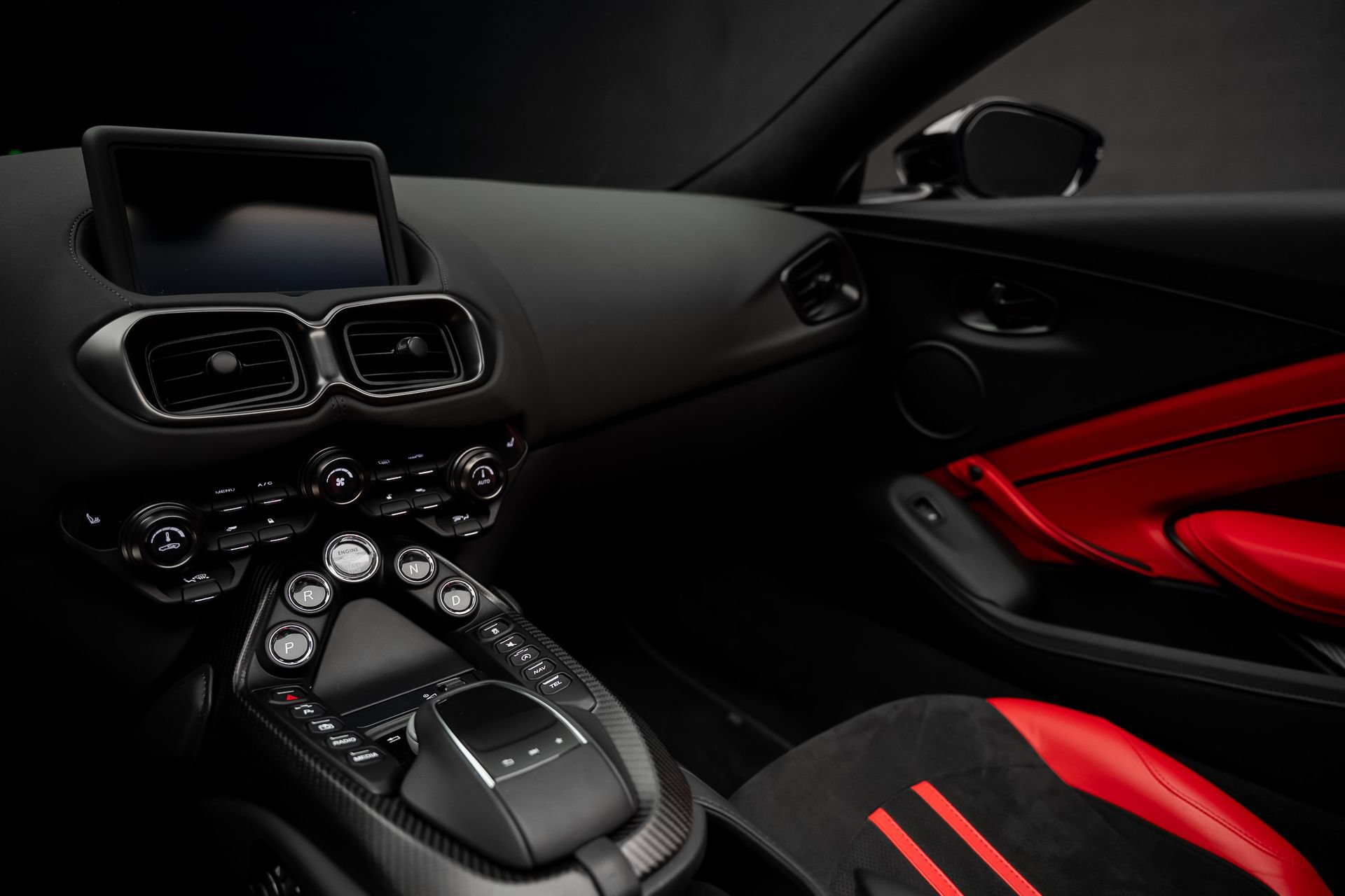 Used 2023 Aston Martin V8 Vantage Roadster RWD image 42