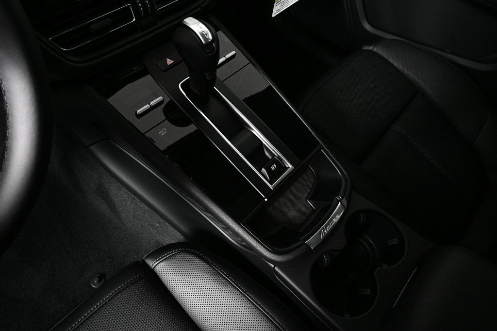 Certified 2026 Porsche Macan AWD/4WD image 19