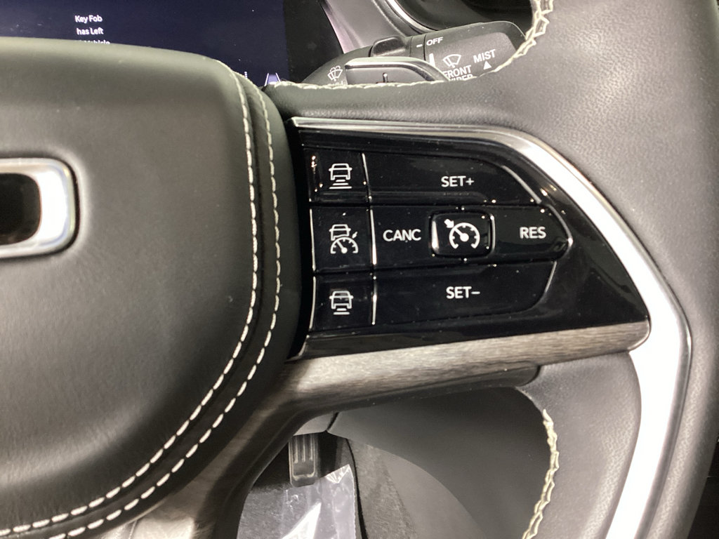 Used 2023 Jeep Grand Cherokee Overland AWD/4WD image 22
