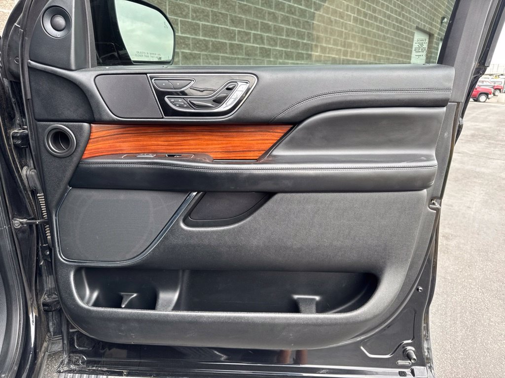 Used 2018 Lincoln Navigator Reserve AWD/4WD image 40