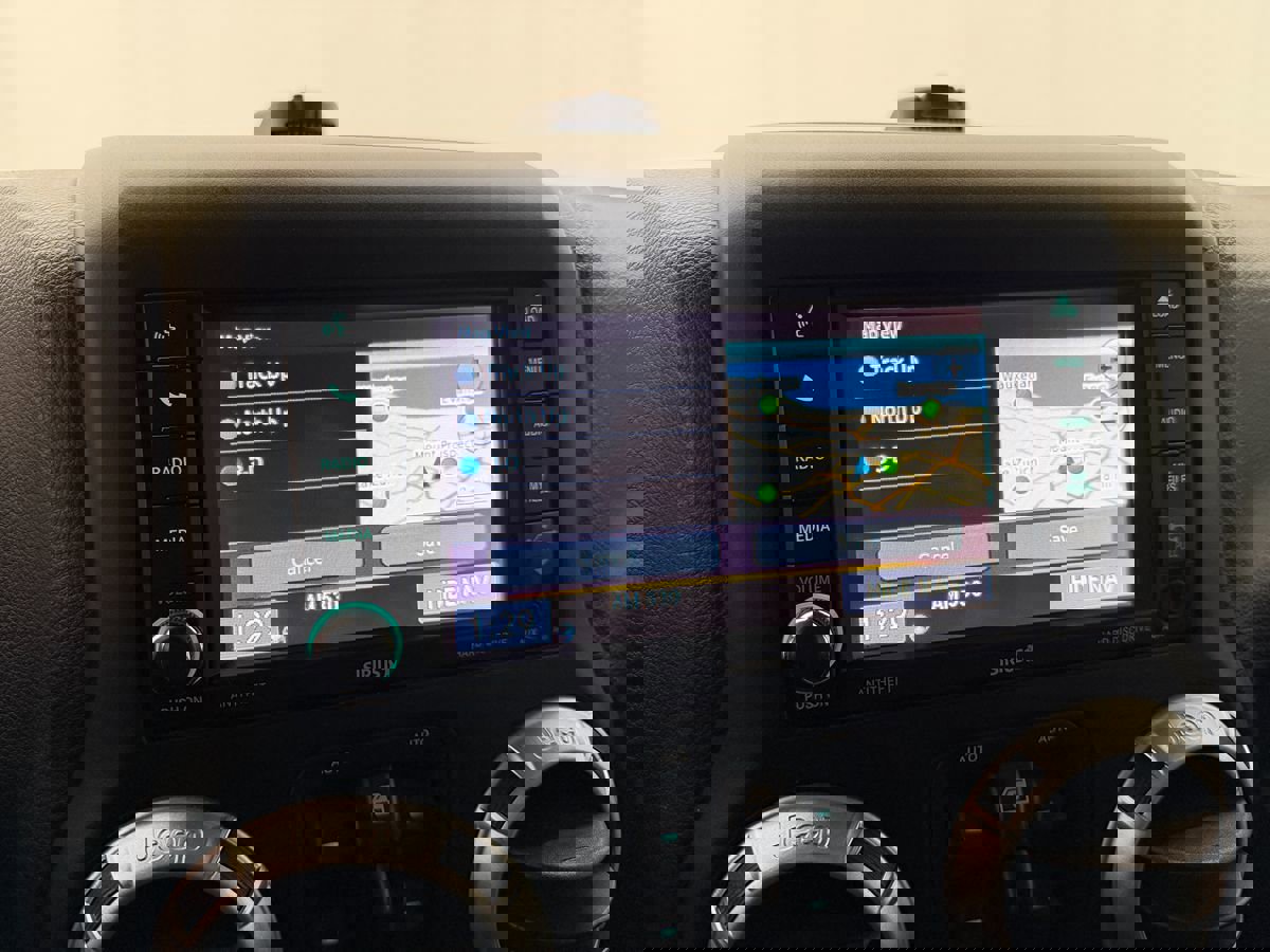 Used 2015 Jeep Wrangler Unlimited Rubicon w/ Connectivity Group image 15