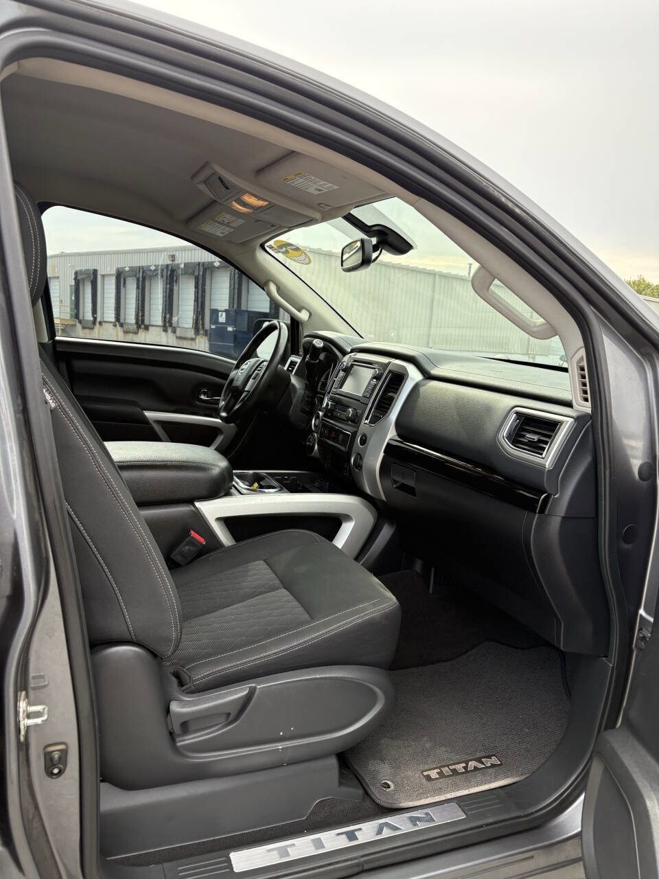 Used 2018 Nissan Titan SV w/ SV Convenience Package image 7