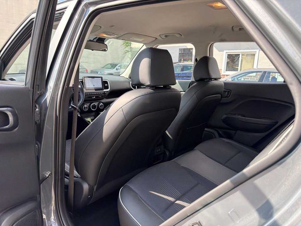 Used 2025 Hyundai Venue Limited FWD image 18