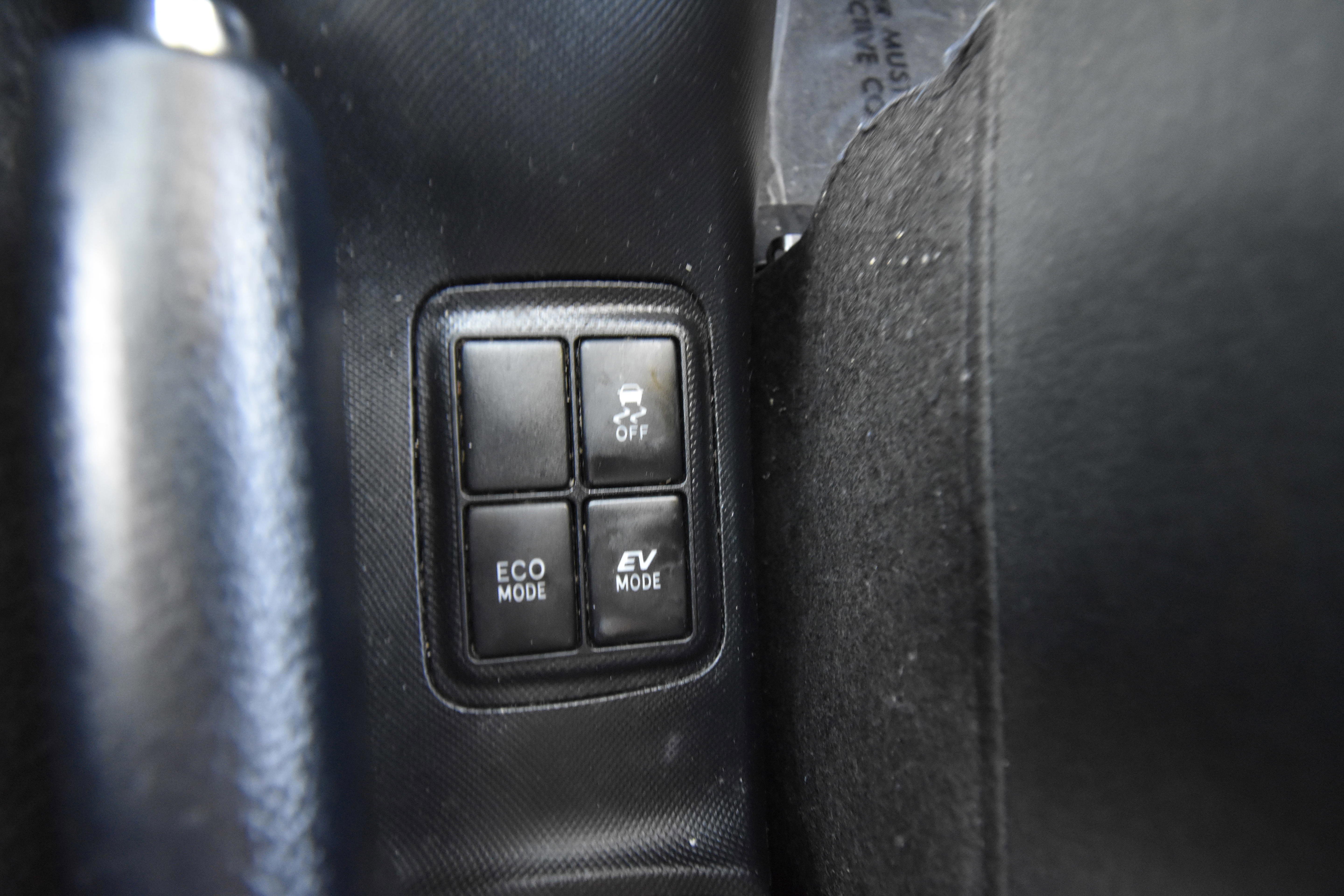 Used 2018 Toyota Prius C Two image 7