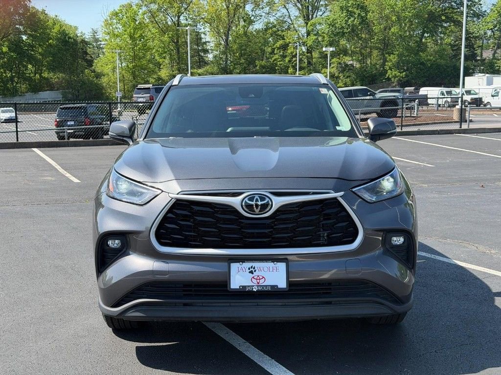 Used 2023 Toyota Highlander XLE AWD/4WD image 11