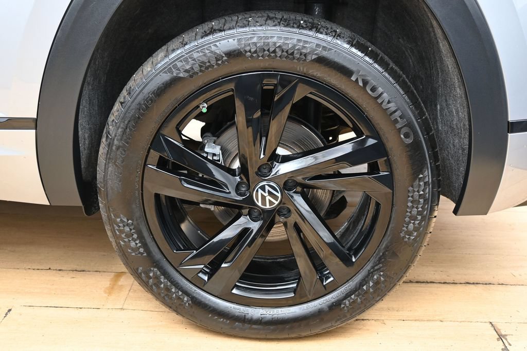 Used 2025 Volkswagen Atlas Cross Sport SEL R-Line AWD/4WD image 13