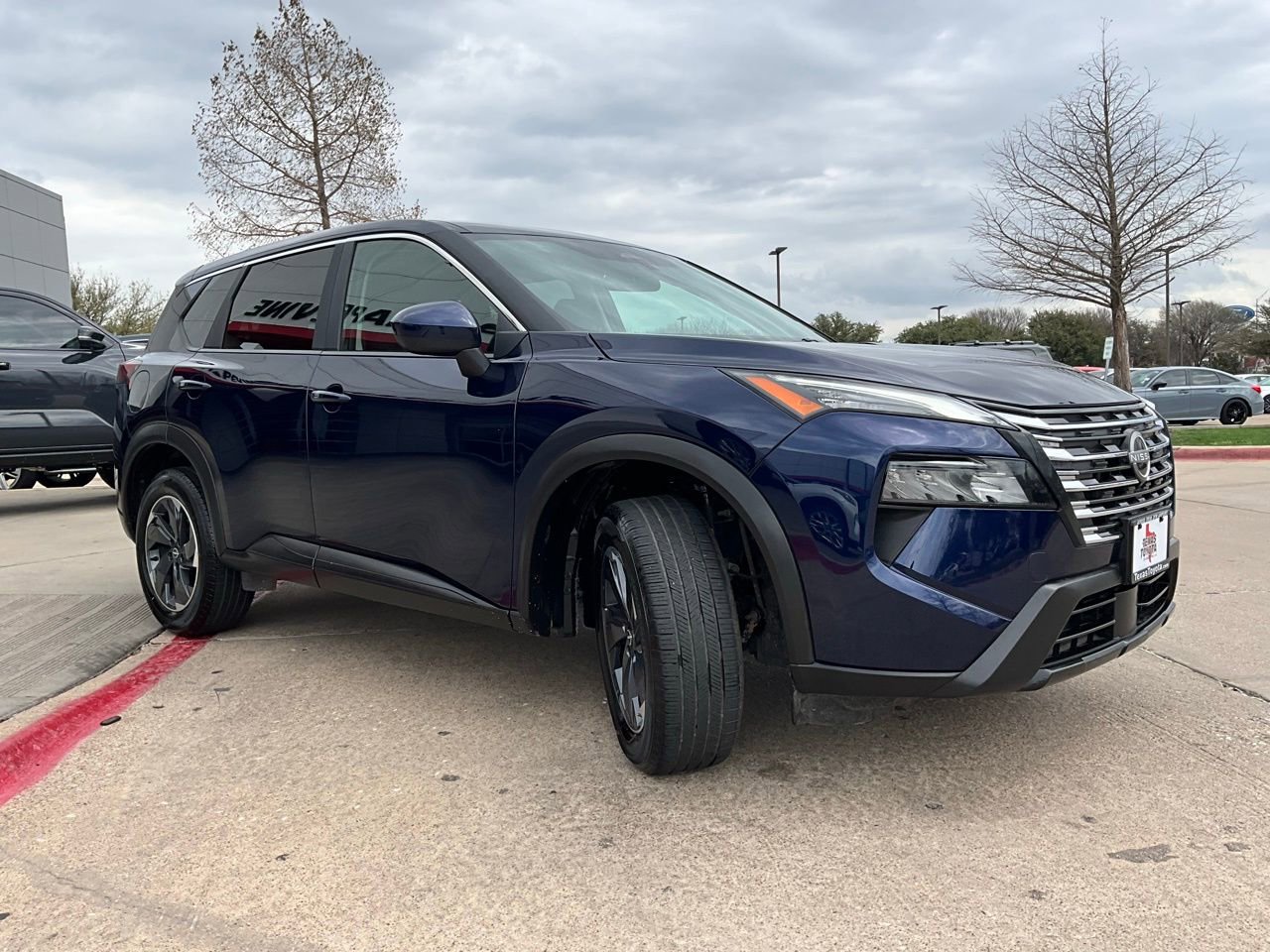 Used 2025 Nissan Rogue SV image 4