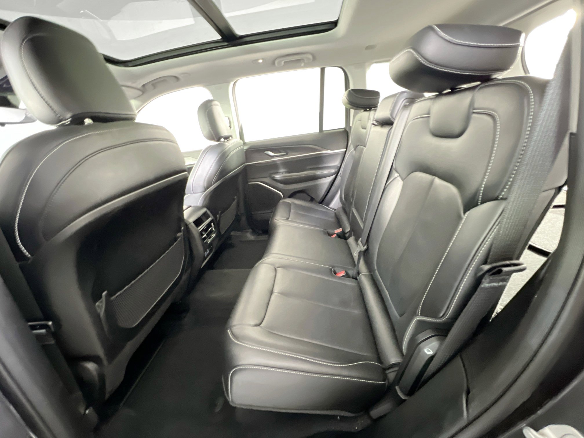 Used 2022 Jeep Grand Cherokee Limited image 24