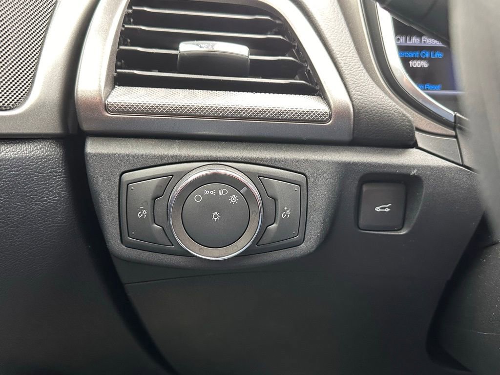 Used 2020 Ford Fusion SE image 30