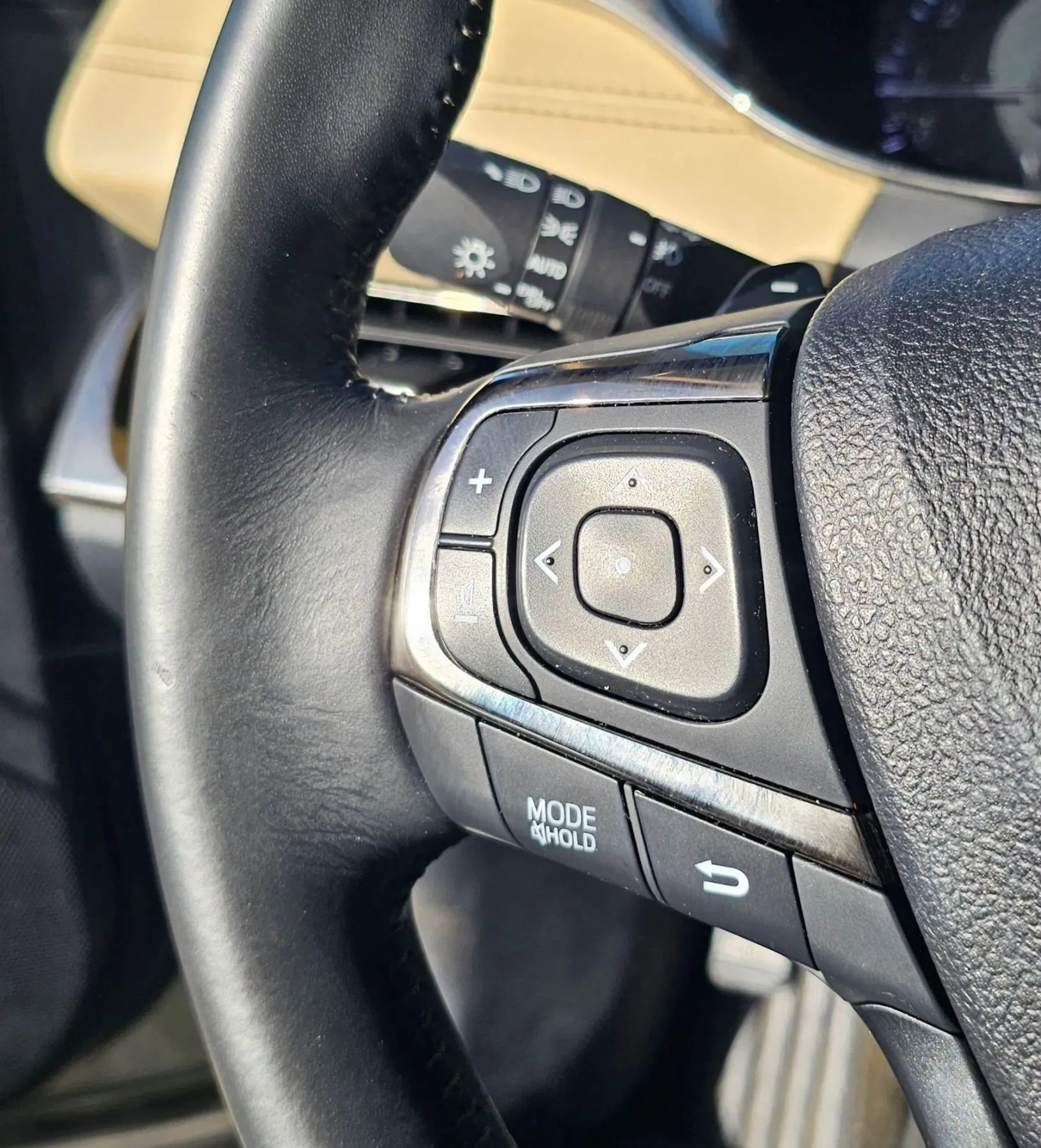 Used 2014 Toyota Avalon Limited FWD image 25