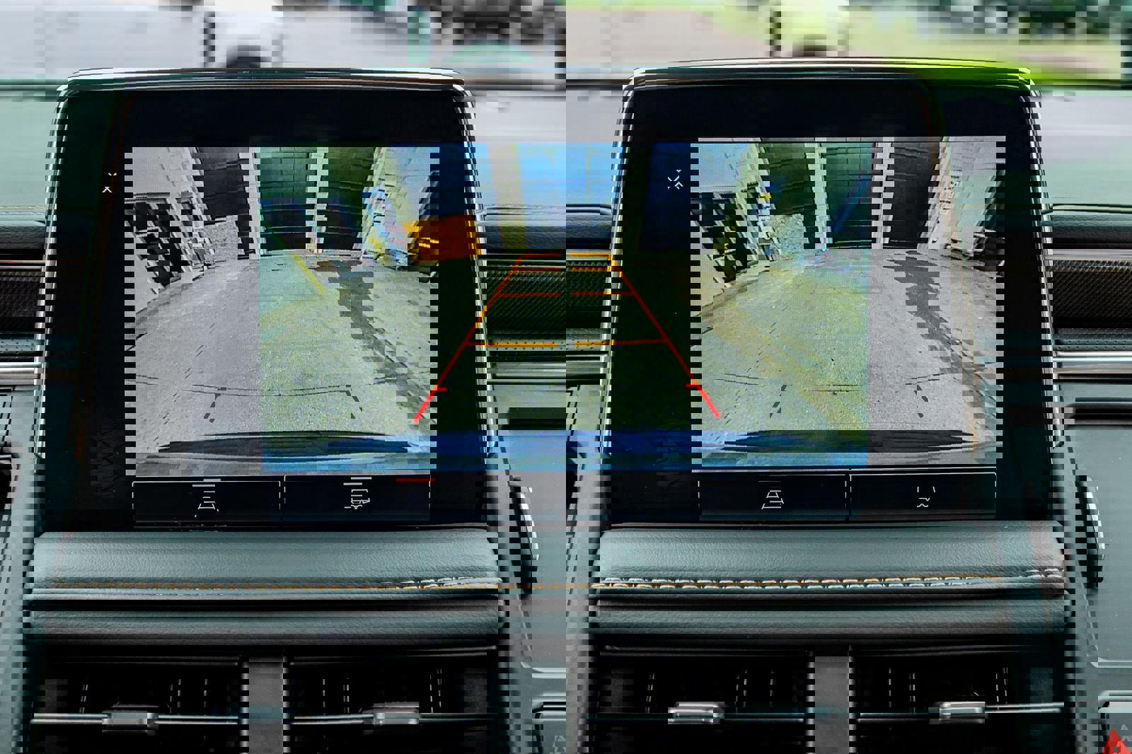 Used 2023 GMC Yukon XL AT4 image 25