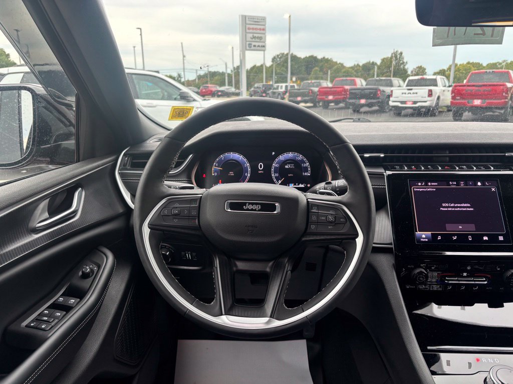 Used 2025 Jeep Grand Cherokee Altitude AWD/4WD image 27