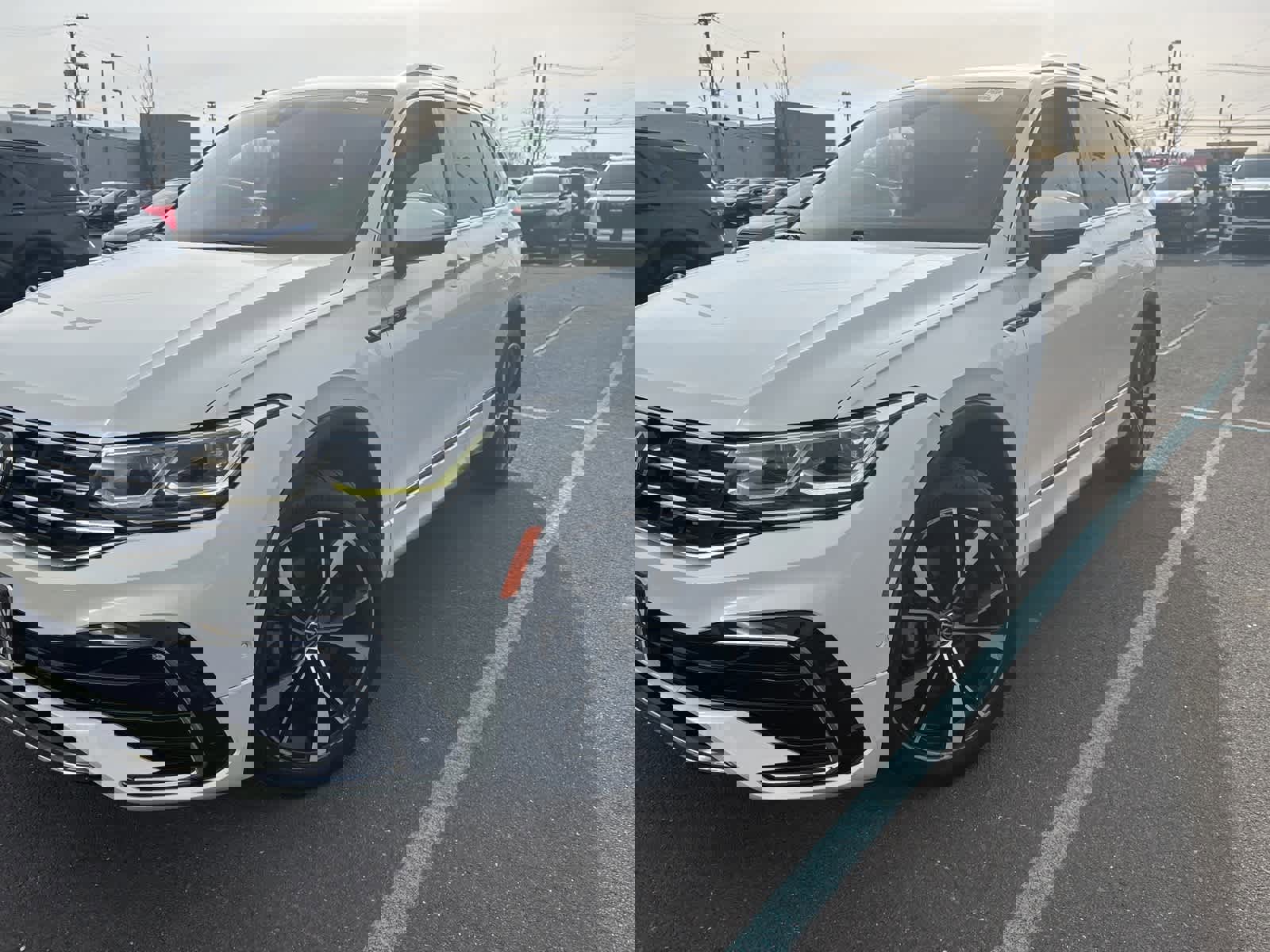 Used 2022 Volkswagen Tiguan SEL R-Line image 2