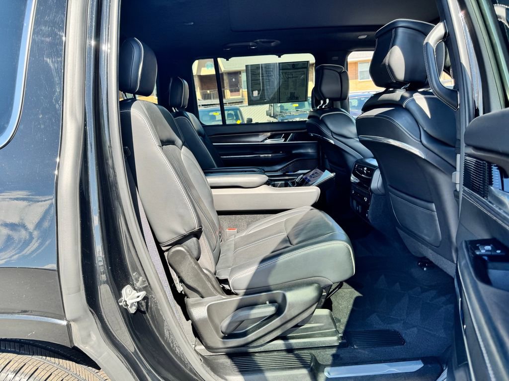 Used 2023 Jeep Grand Wagoneer Series II image 12