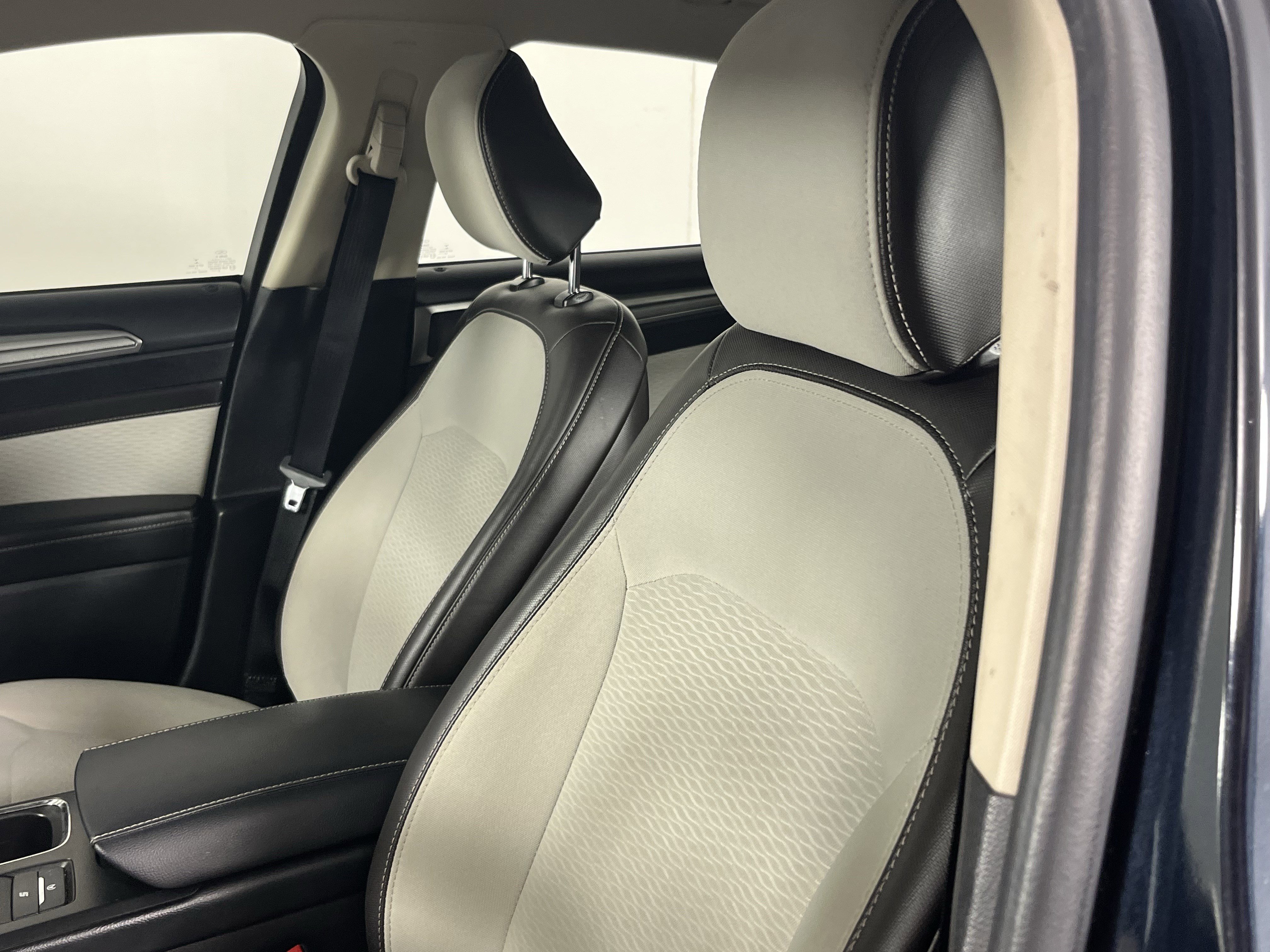 Used 2020 Ford Fusion SE w/ Equipment Group 151A image 16