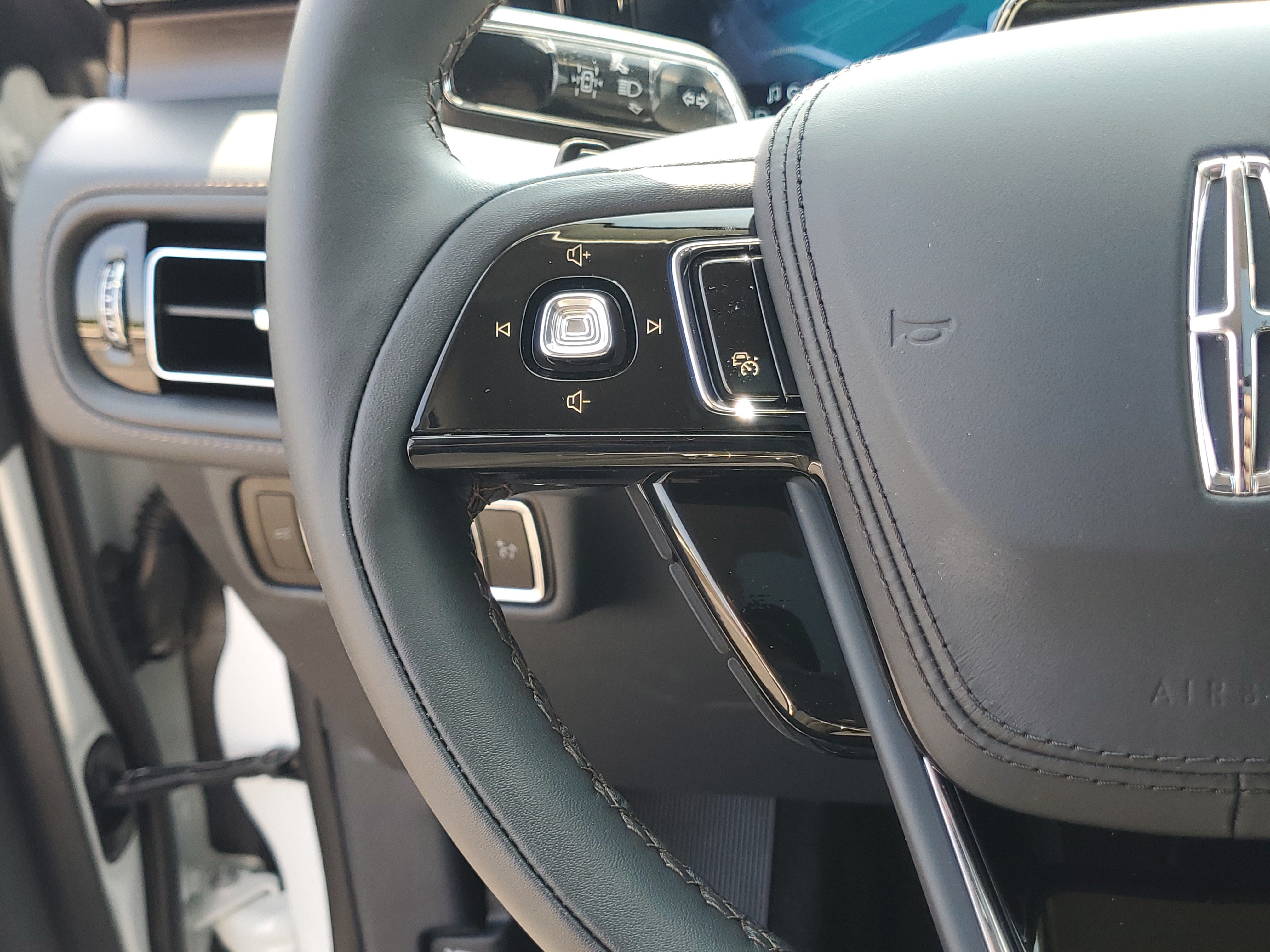 New 2026 Lincoln Aviator Reserve w/ Jet Appearance Package AWD/4WD image 16