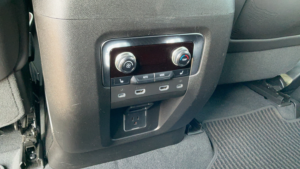 Used 2023 GMC Yukon XL Denali Ultimate AWD/4WD image 9