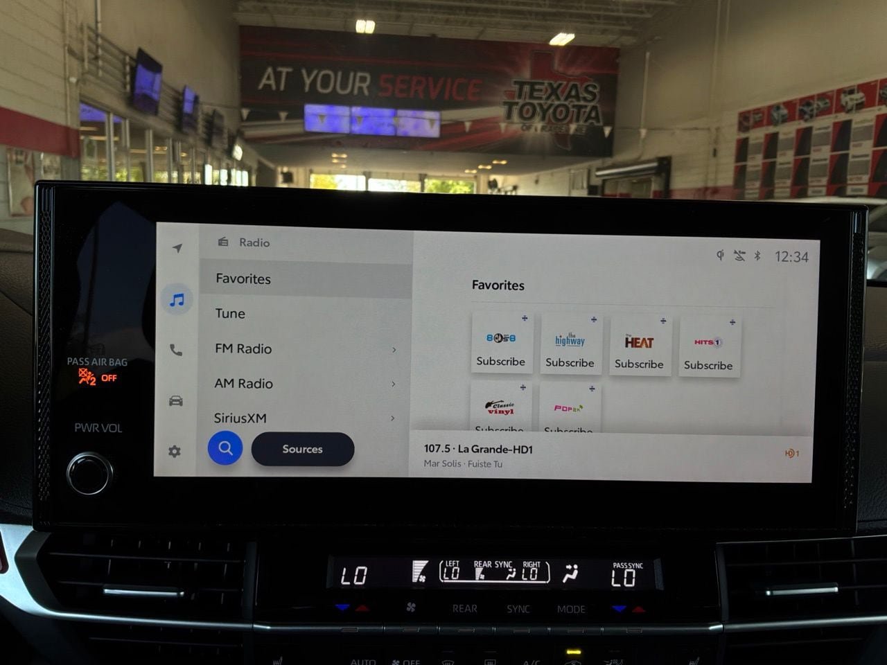 Used 2026 Toyota Sienna XLE FWD image 37