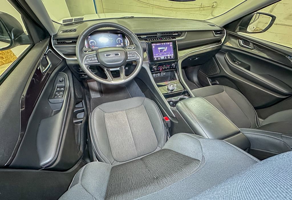 Used 2023 Jeep Grand Cherokee Laredo image 12