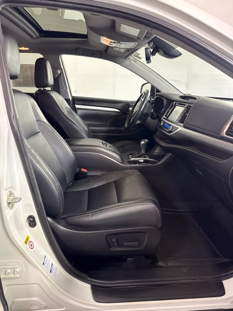 Used 2017 Toyota Highlander XLE AWD/4WD image 16