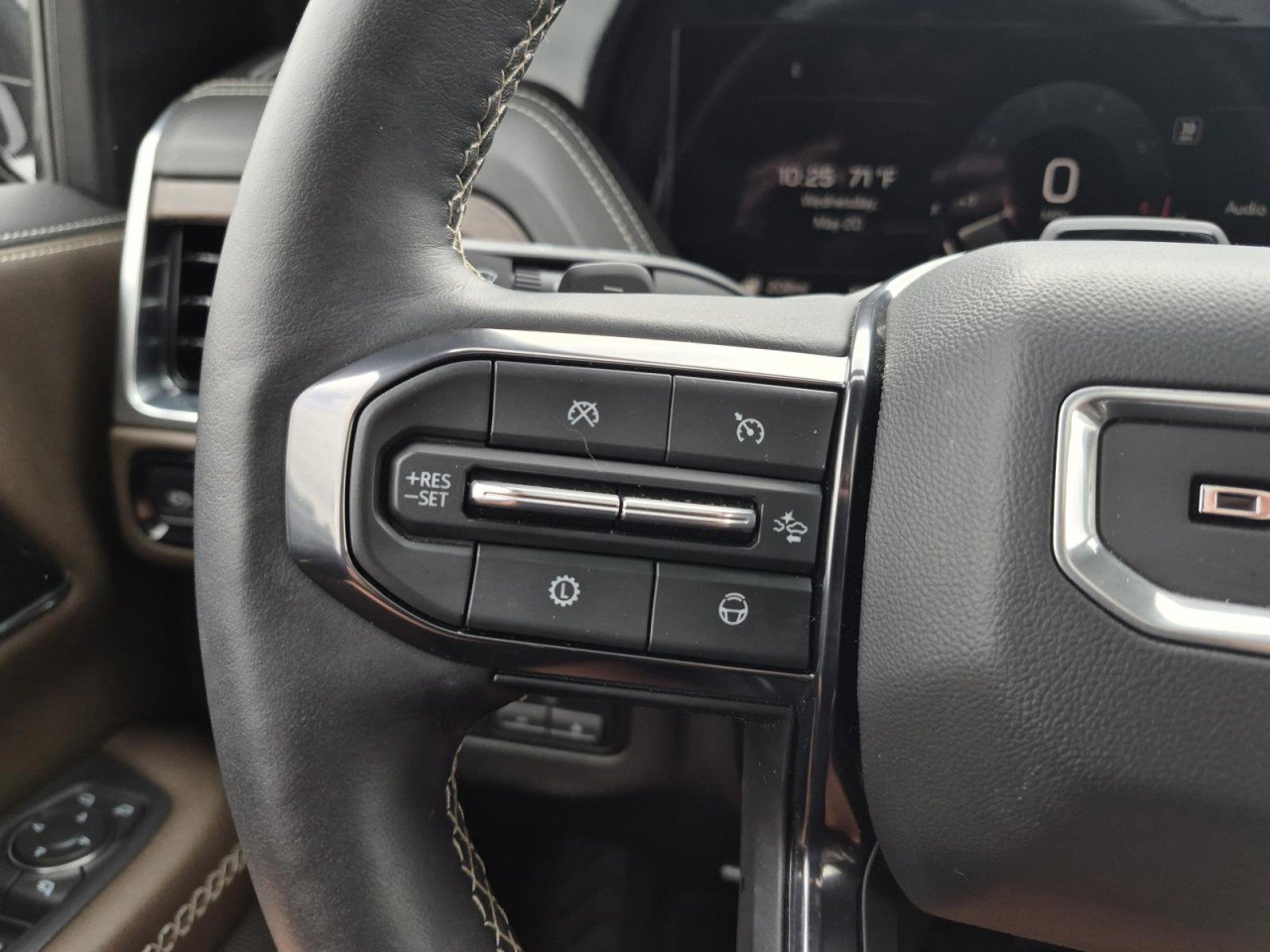 Used 2025 GMC Yukon Denali Ultimate AWD/4WD image 25
