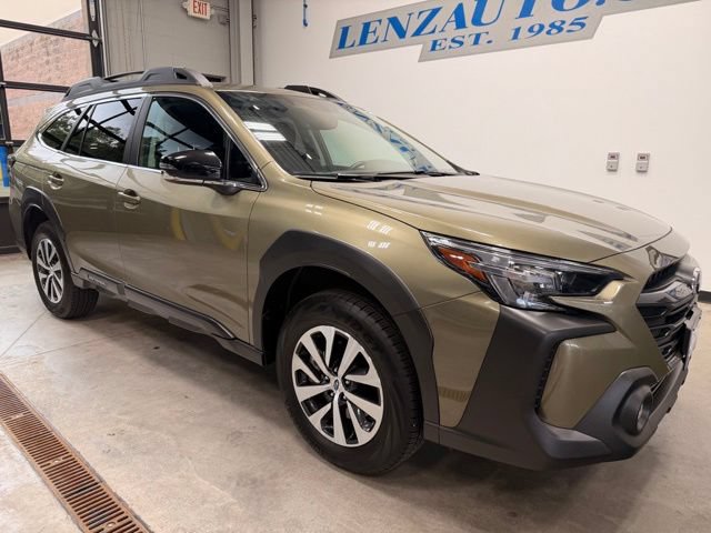 Used 2025 Subaru Outback Premium AWD/4WD image 2