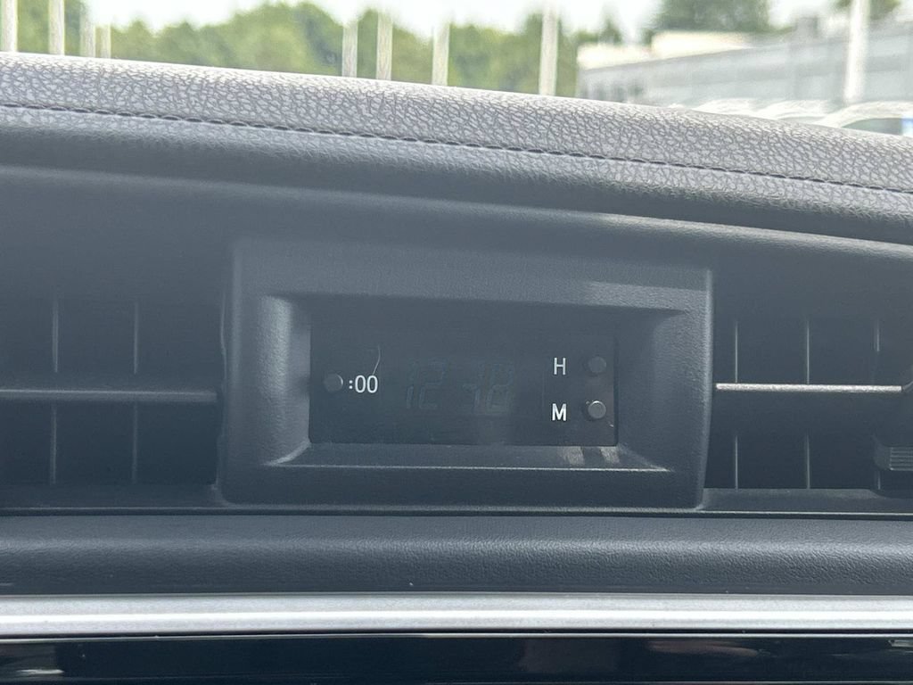 Used 2018 Toyota Corolla LE FWD image 31