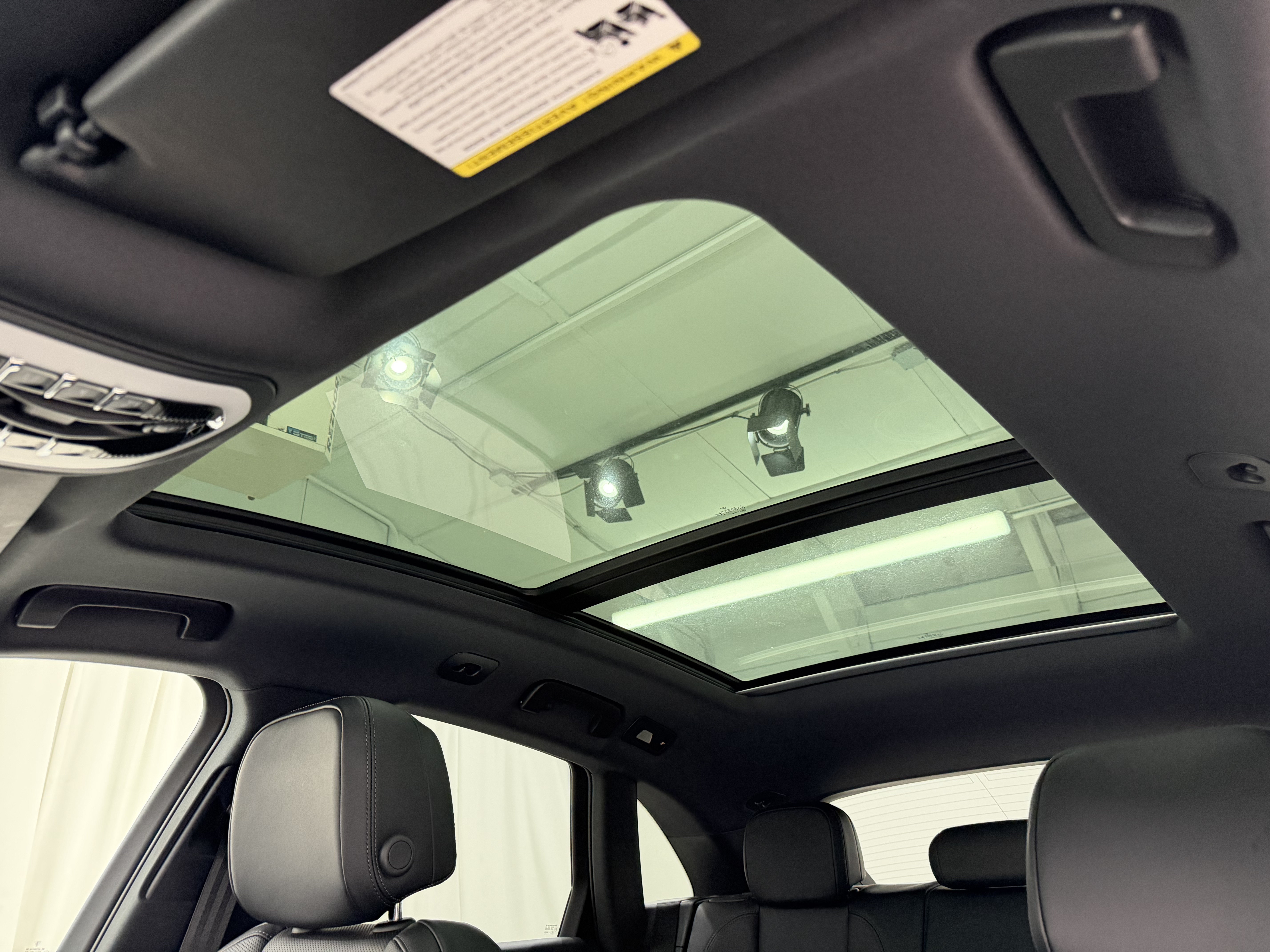 Certified 2025 Porsche Macan AWD/4WD image 33