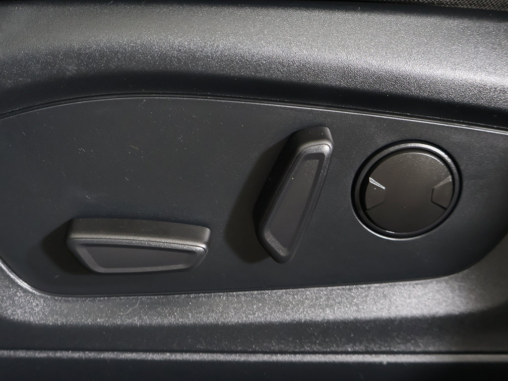 Used 2023 Ford Explorer XLT AWD/4WD image 32