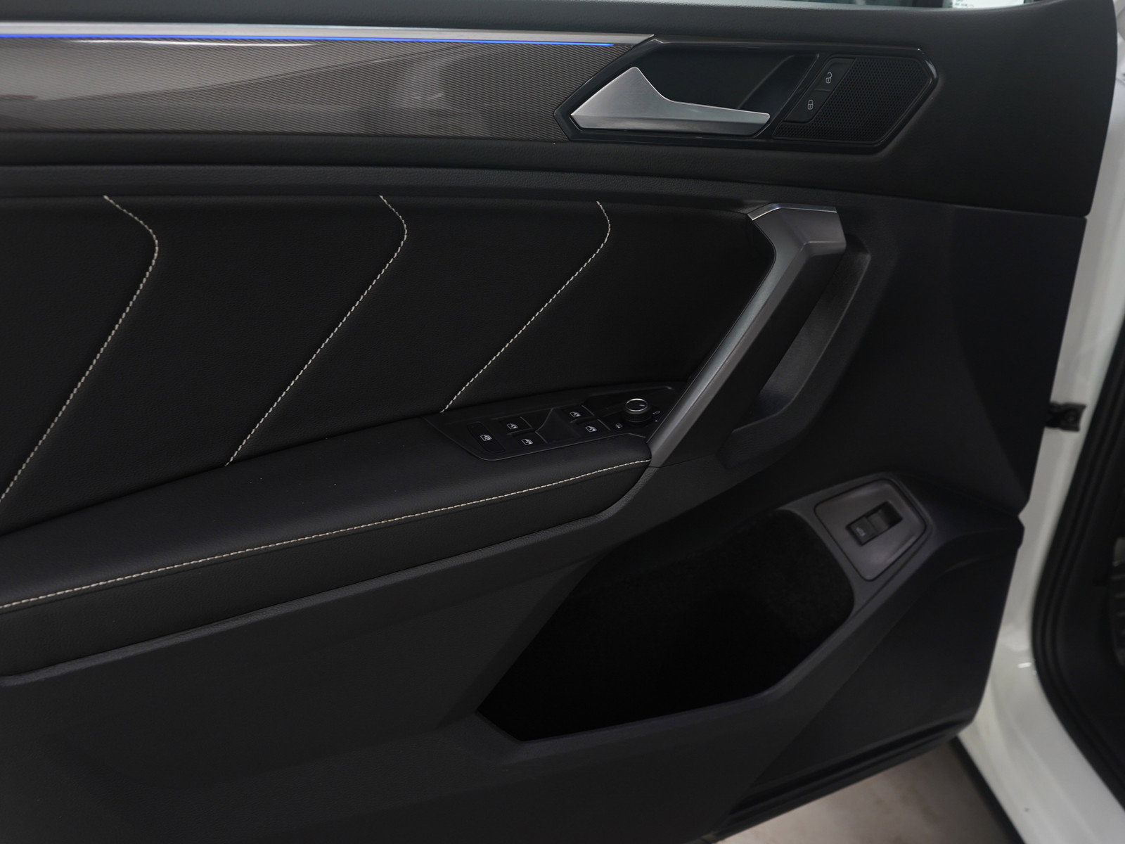 Used 2022 Volkswagen Tiguan SE R-Line image 23