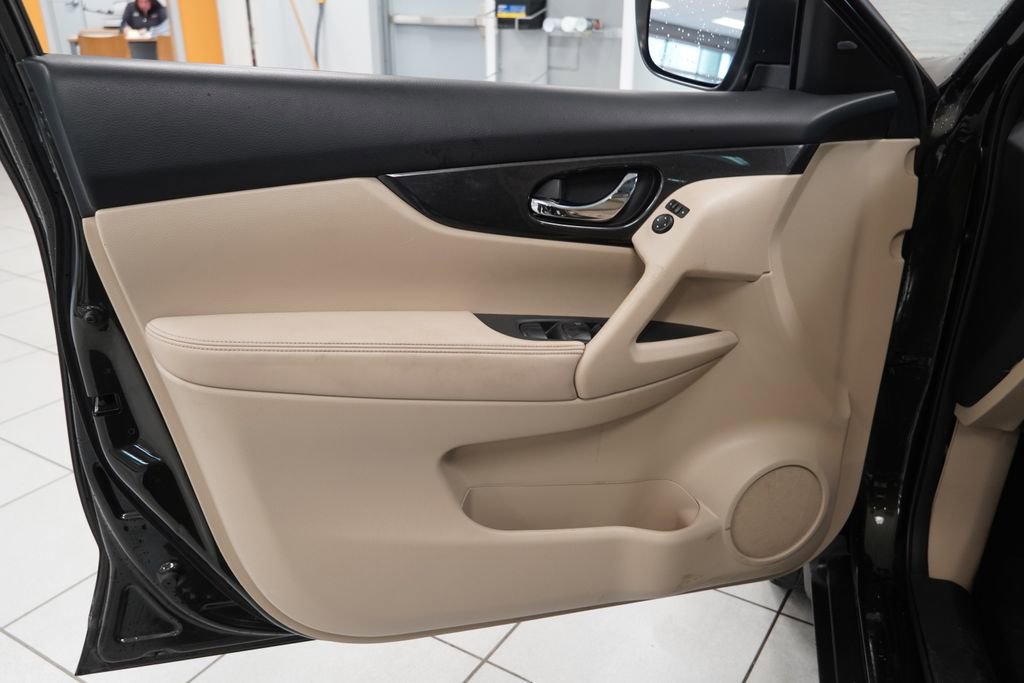 Used 2017 Nissan Rogue SV image 18