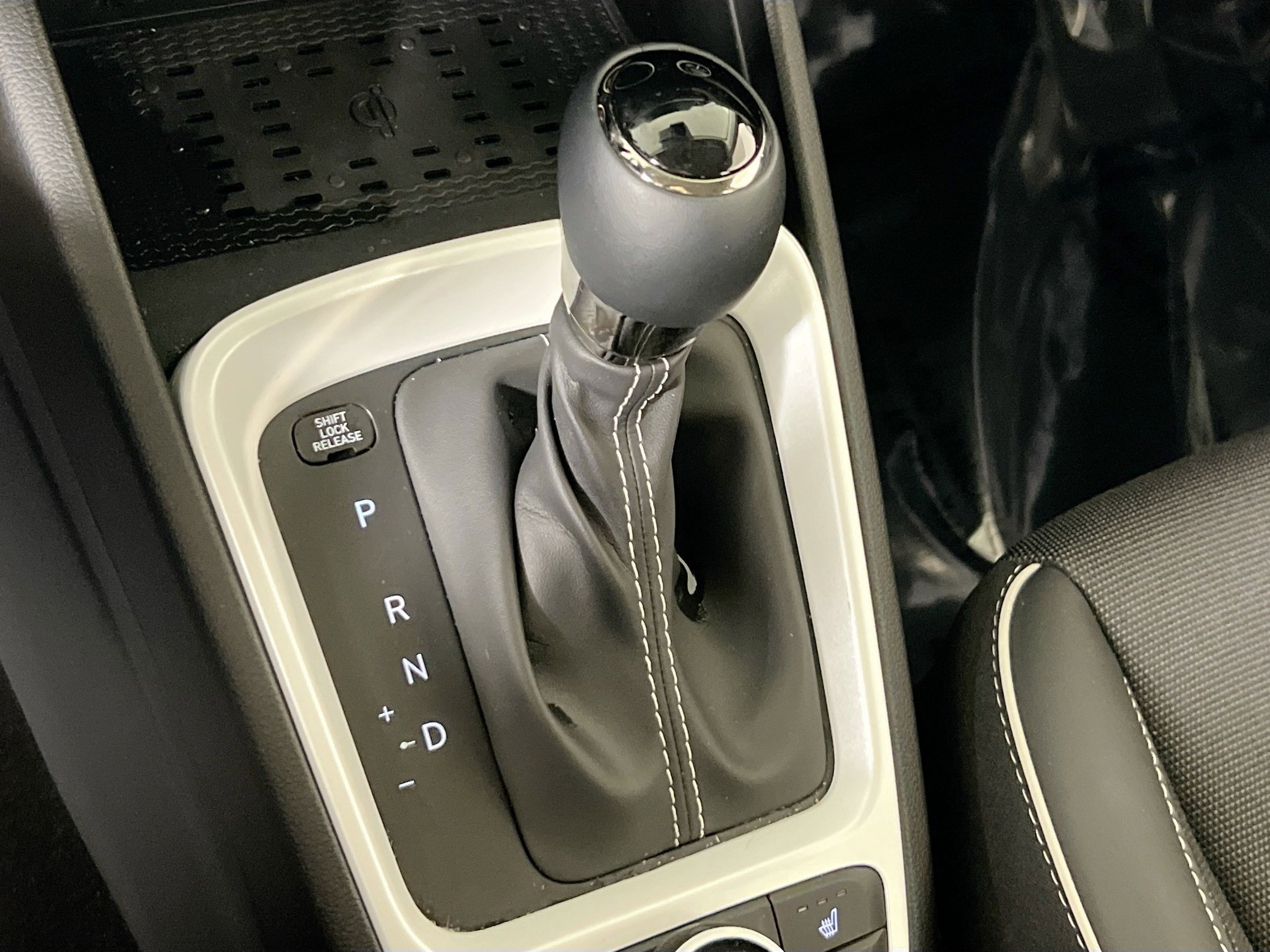 Used 2024 Hyundai Venue Limited image 16