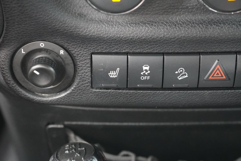 Used 2012 Jeep Wrangler Unlimited Sahara w/ Dual Top Group AWD/4WD image 28