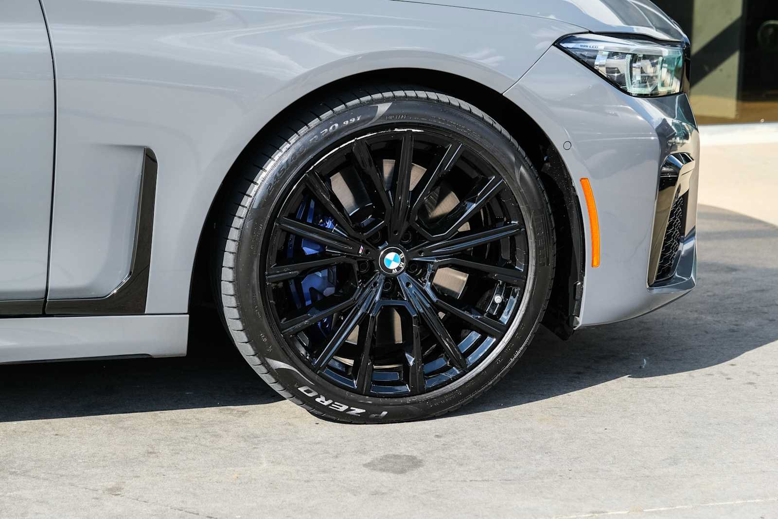 Used 2022 BMW M760i xDrive w/ Luxury Rear Seating Package AWD/4WD image 9