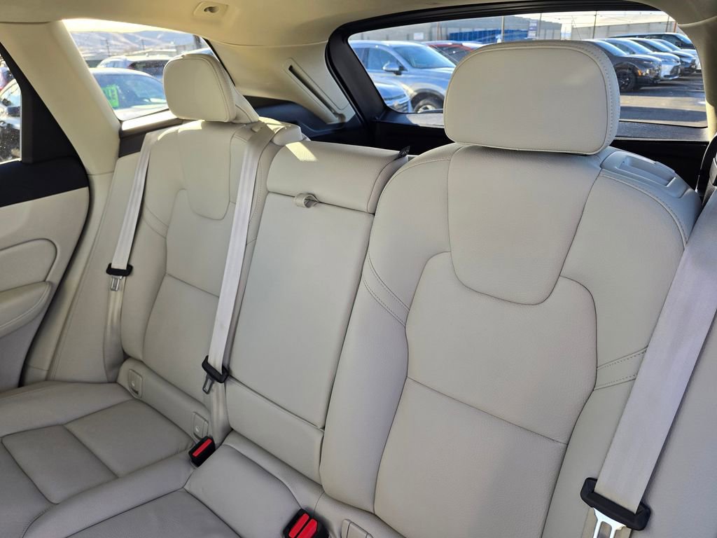 Used 2022 Volvo XC60 B5 Momentum image 17