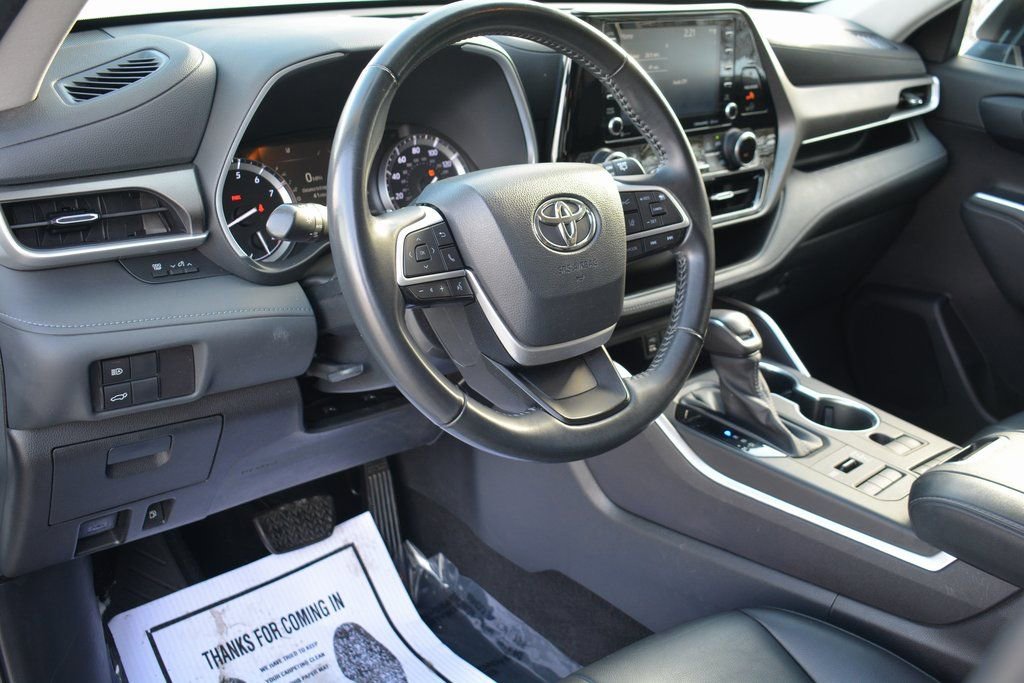 Used 2022 Toyota Highlander XLE image 11