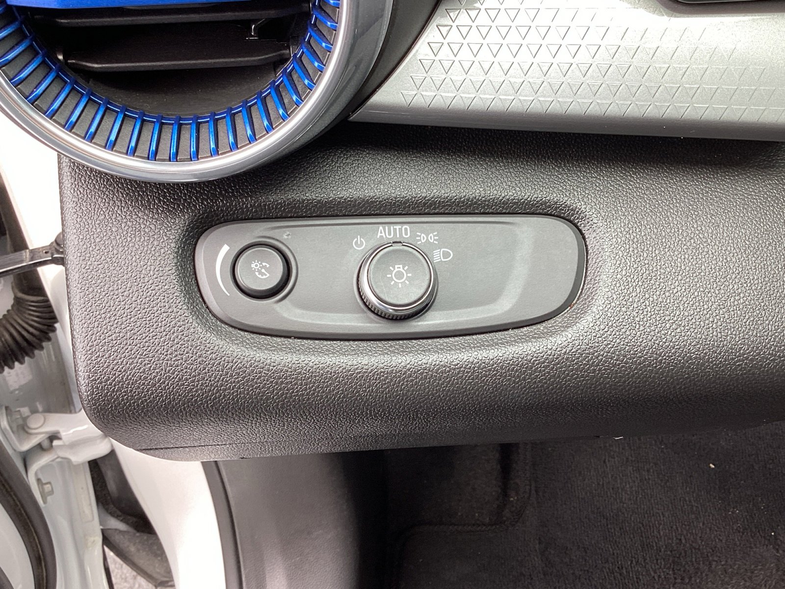 Used 2025 Chevrolet Trax LT FWD image 28