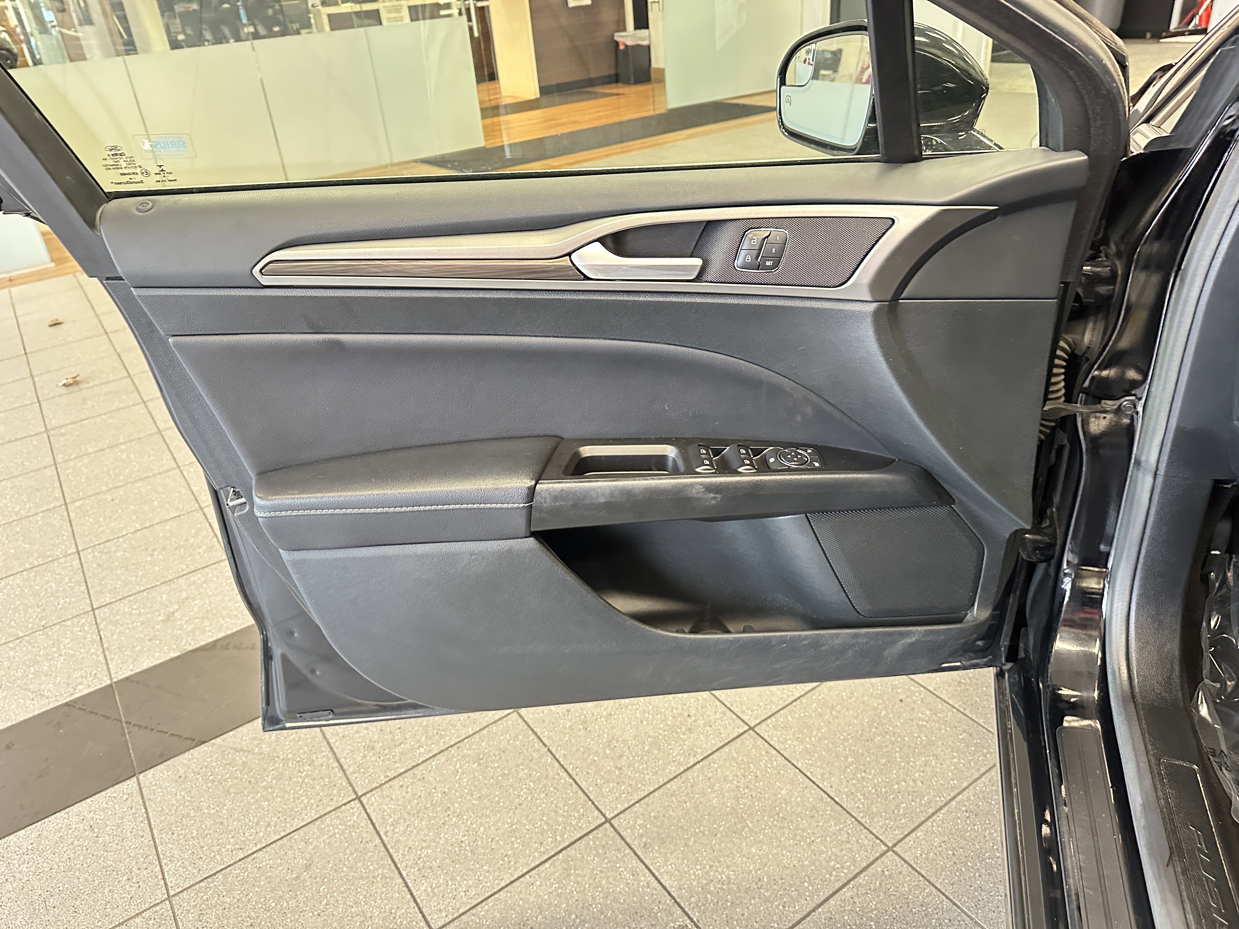 Used 2017 Ford Fusion SE w/ Fusion SE Technology Package image 20