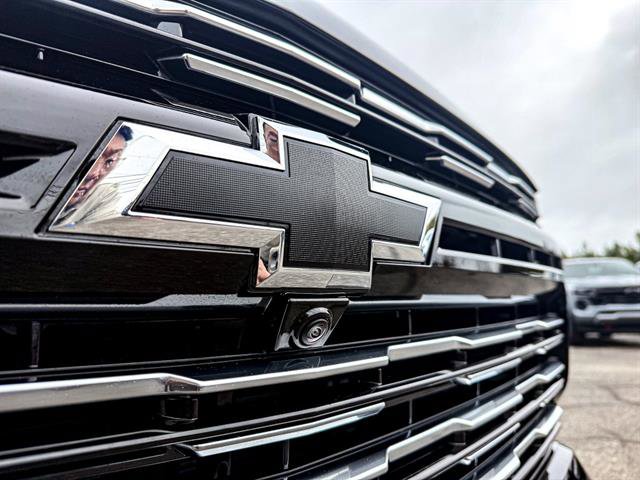 Used 2025 Chevrolet Suburban High Country AWD/4WD image 8