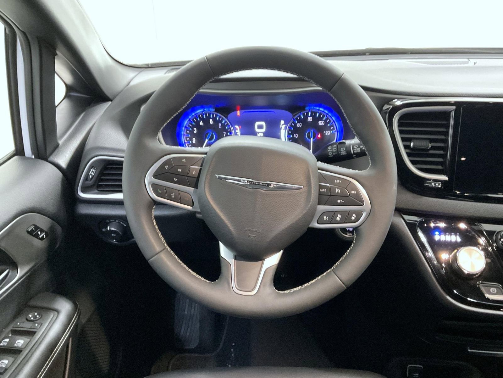 Used 2025 Chrysler Pacifica Select image 13