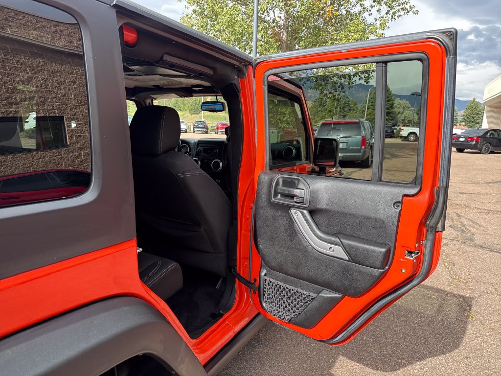 Used 2015 Jeep Wrangler Unlimited Rubicon w/ Connectivity Group AWD/4WD image 24