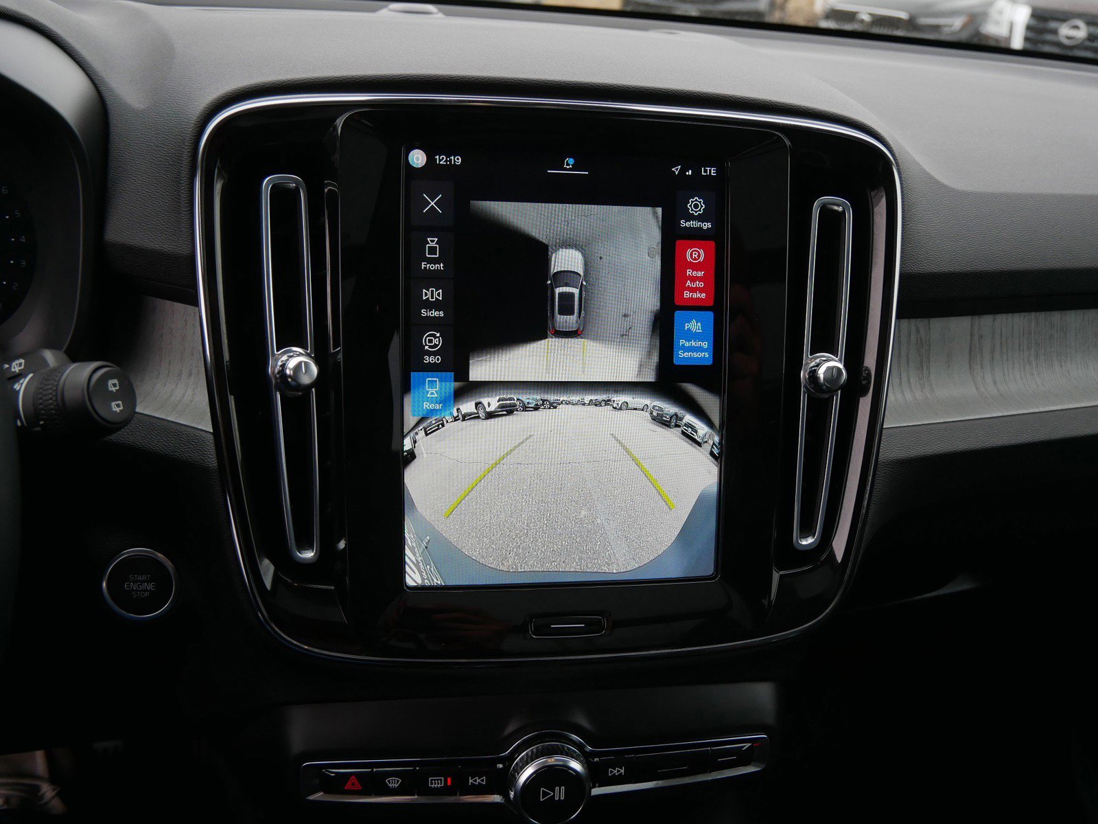 Used 2025 Volvo XC40 B5 Plus image 23