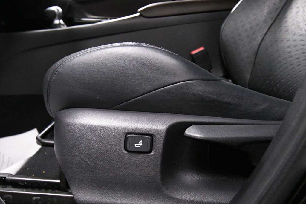 Used 2019 Toyota C-HR Limited image 10