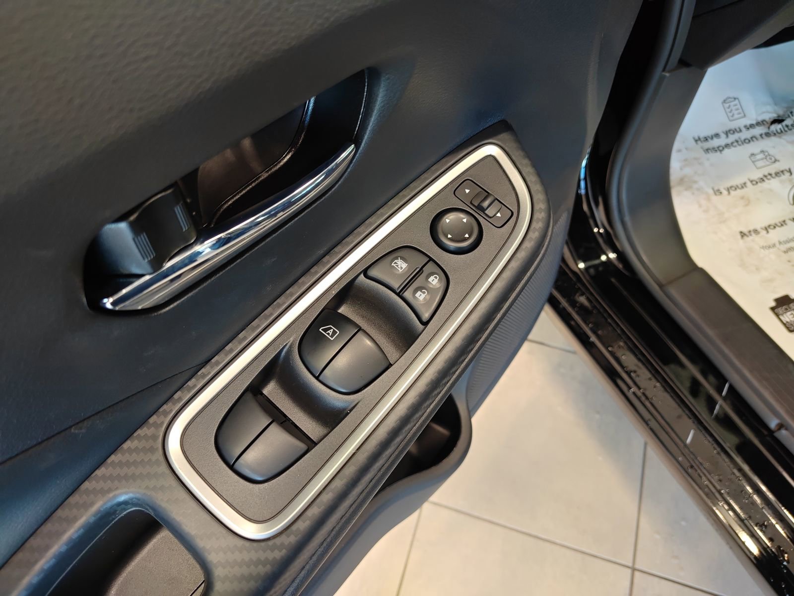 New 2025 Nissan Versa SR w/ Trunk Package FWD image 9